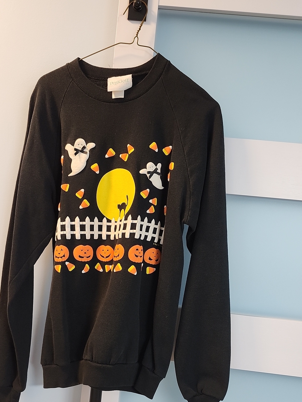 Women's Black Halloween Graphic Sweatshirt - Festive Pumpkins & Ghosts